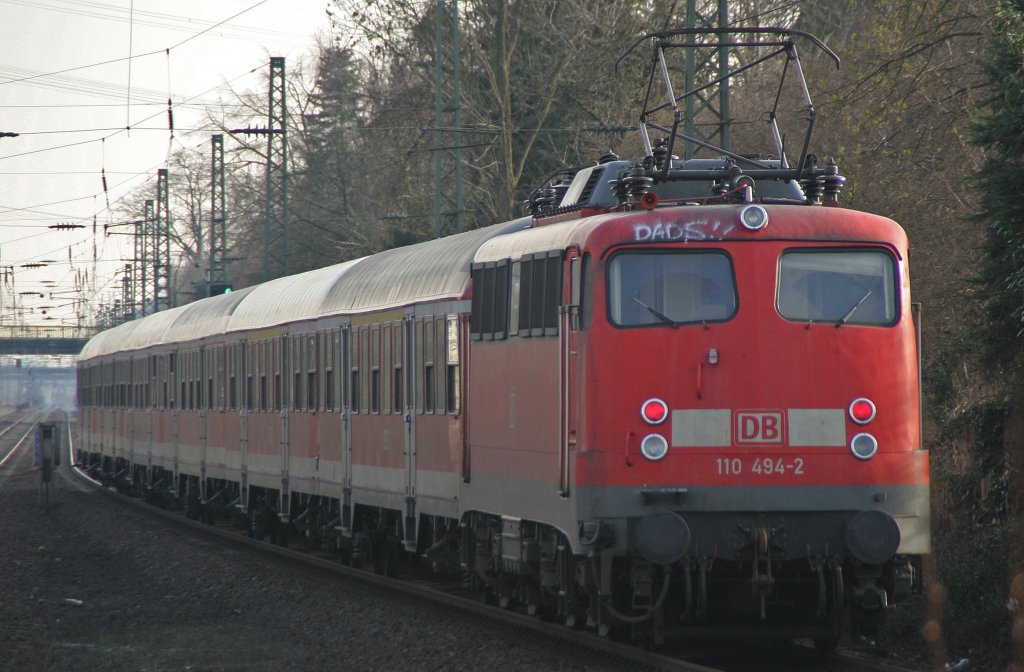 110 494 schiebt einen RB nach Emmerich.Hier am 21.3.11 in Dsseldorf-Angermund