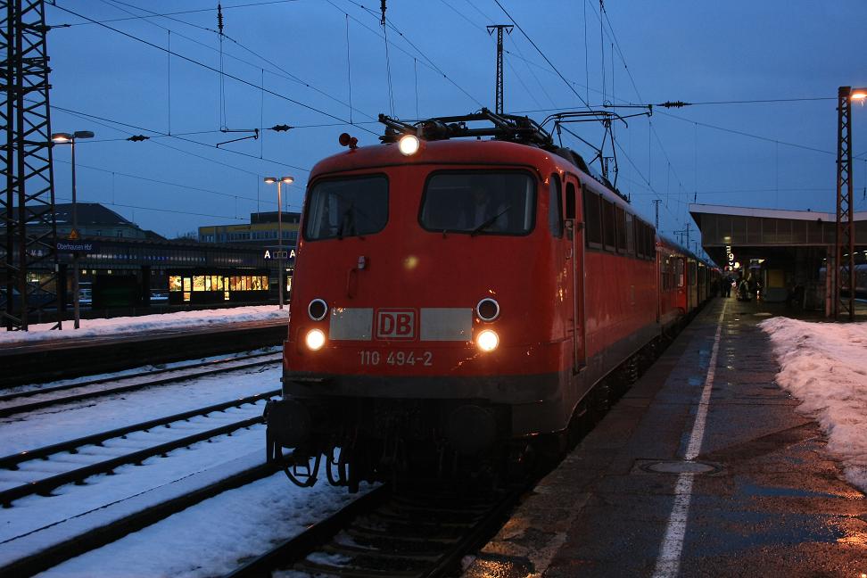 110 494 steht am 06. Januar 2011 mit ihrer RB 33 Dsseldorf-Wesel im Hauptbahnhof von Oberhausen.