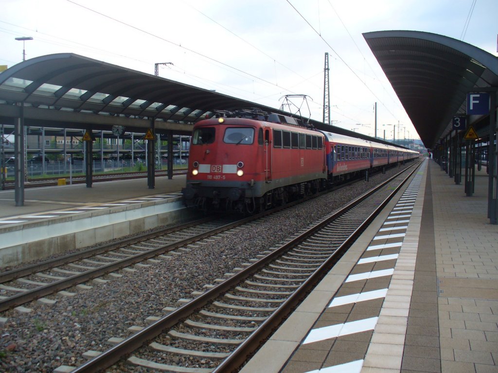 110 497-5 fhrt mit einem Bahn Charterzug am 03.06.2011 durch Kaiserslautern Hbf