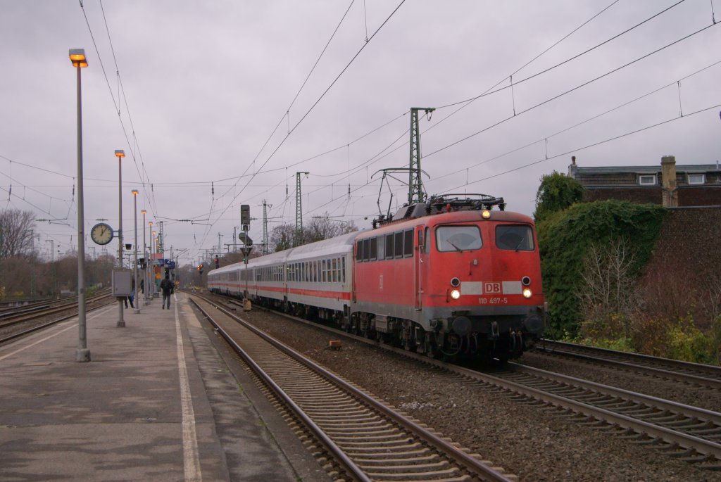 110 497-5 mit dem IC 136 bei der Durchfahrt durch D�sseldorf-Oberbilk am 04.12.2011