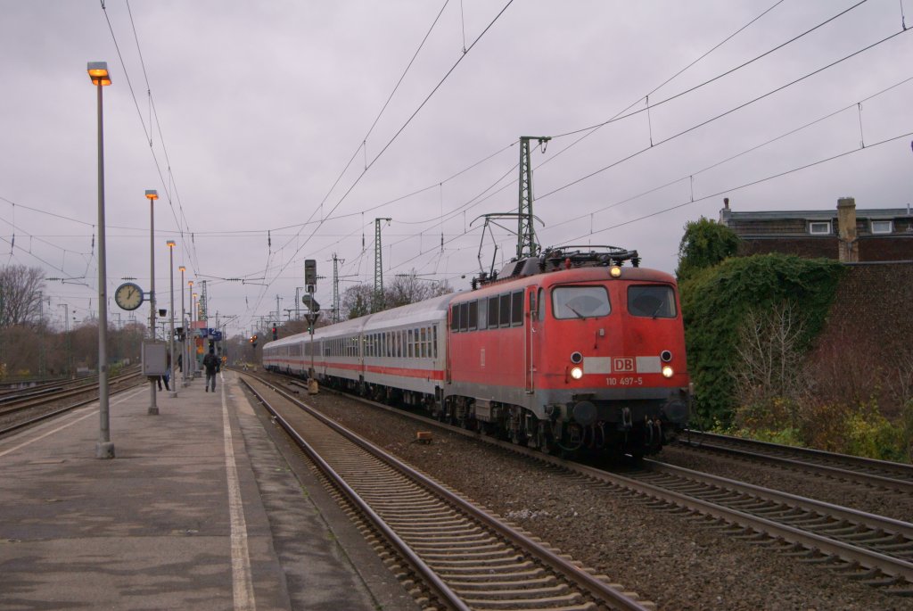 110 497-5 mit dem IC 136 bei der Durchfahrt durch Dsseldorf-Oberbilk am 04.12.2011