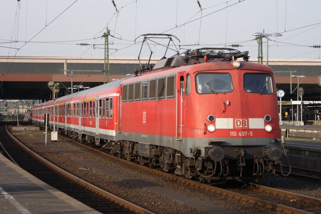 110 497-5 mit einem RE 4 Verstrker bei der Ausfahrt in Dsseldorf Hbf am 28.04.2010