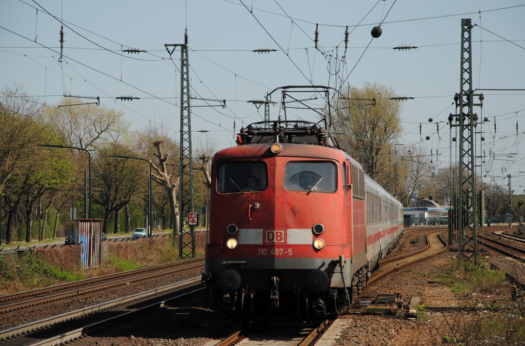 110 497-5 mit IC 135 in Dsseldorf Oberbilk am 02.04.2011.
Wegen einer B Strung fuhr der Zug ber das S-Bahngleis.