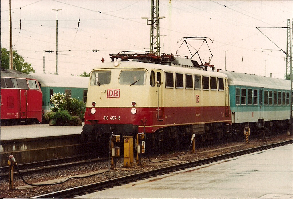 110 497-5 wartet im August 1997 mit ihrem RE nach Nrnberg Hbf in Crailsheim auf Ausfahrt.