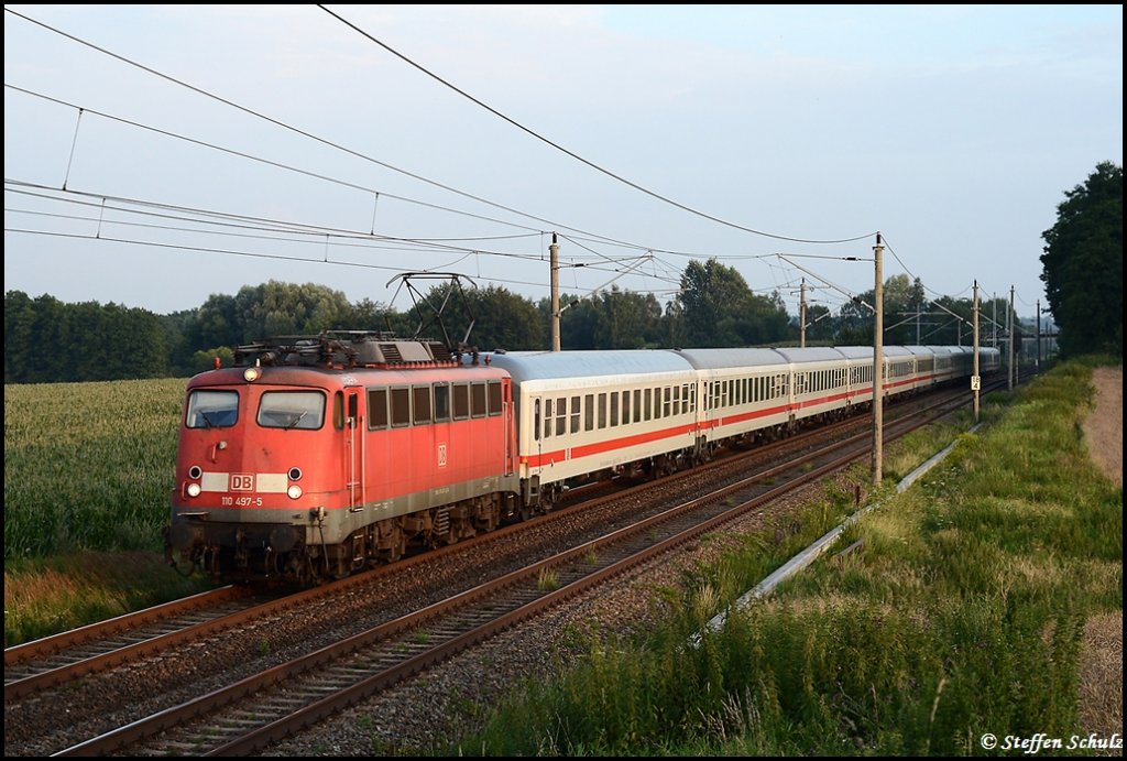 110 497 mit Kreuzfahrerumleiter aus Berlin nach Warnem�nde am Abend des 01.08.2011 in Benitz.