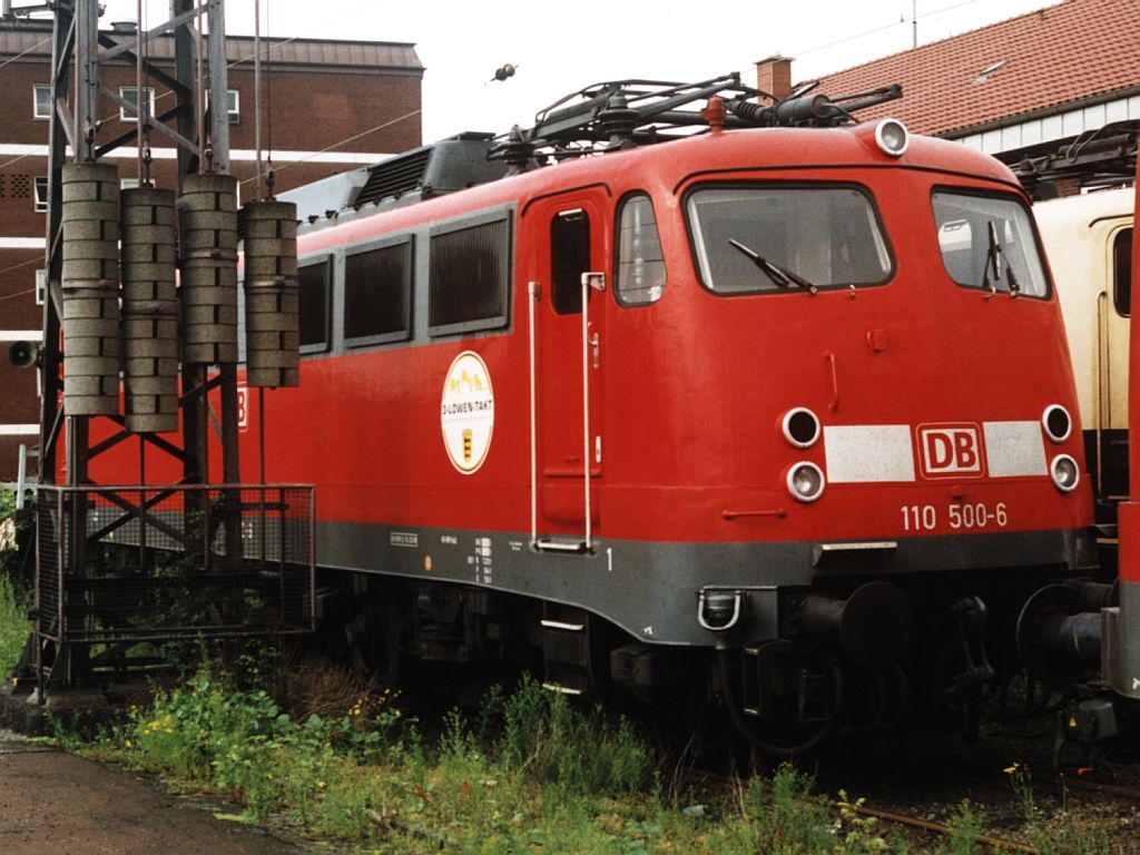 110 500-6 (3-Lwen-Takt) auf Osnabrck Hauptbahnhof am 14-7-2001. Bild und scan: Date Jan de Vries.