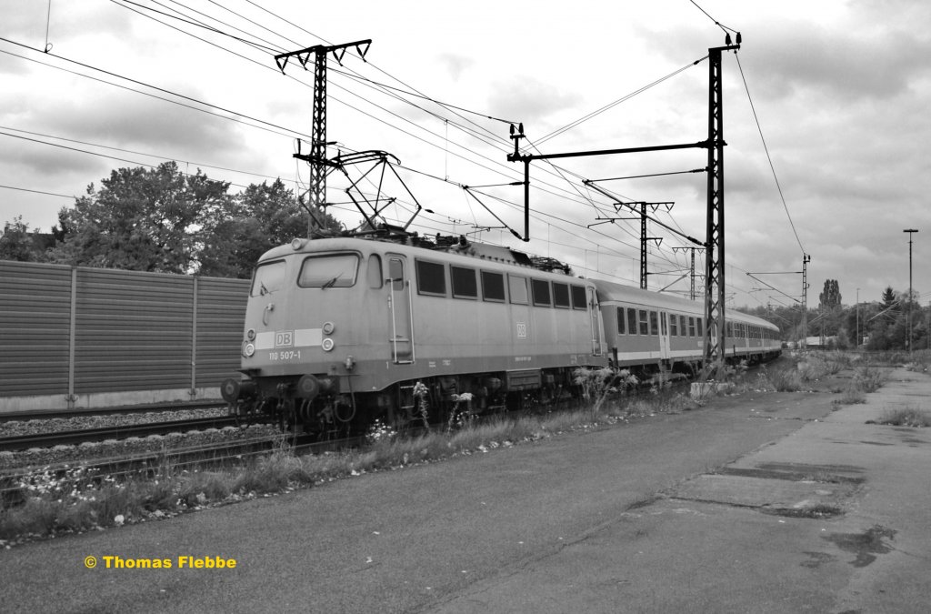 110 507-1, schiebt einen RE am 17.10.2010 nach Hannover.