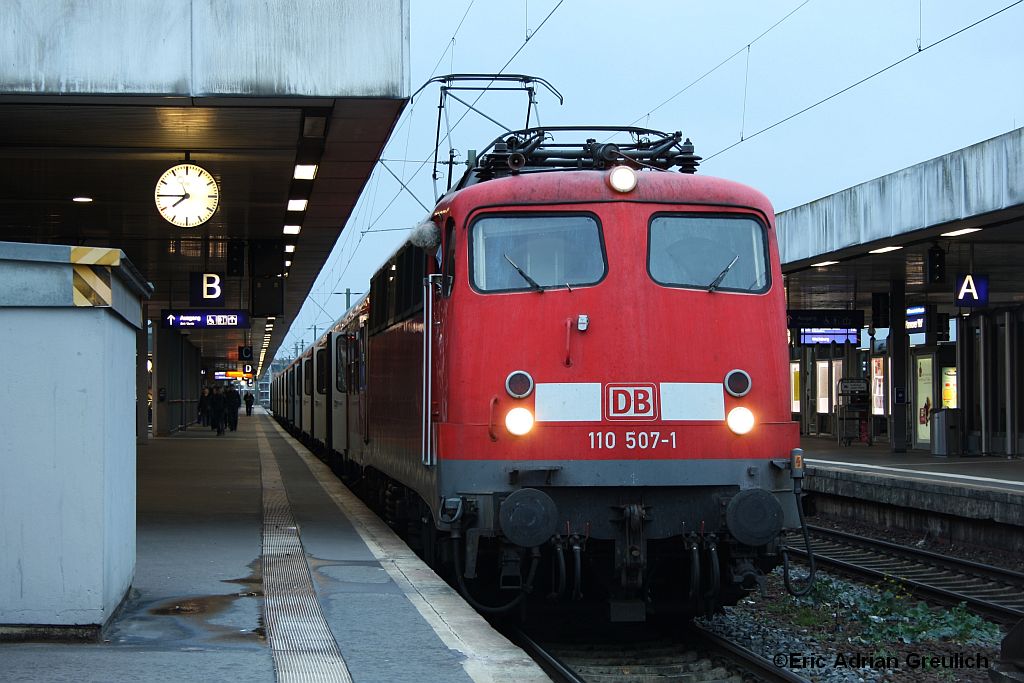 110 507 mit einem RE aus Minden am 12.10.2010 in Hannover HBF.