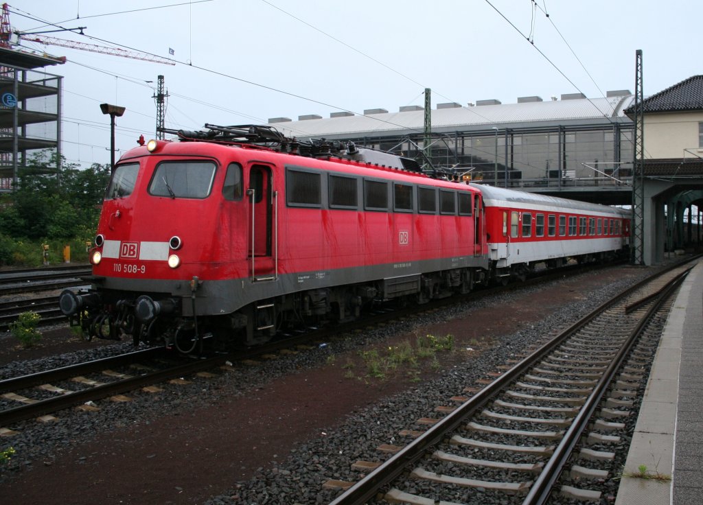 110 508-9 mit dem AZ 13401 am 13.07.12 in Damrstadt Hbf. Leider hat die Lok einige Technische Probleme, zum Beispeil war ein Fahrmotor defekt, was die Fahrt mit einem 17-Wg.-Zug schwierig machte. Die Lok ist leider mittlerweile verschrottet.