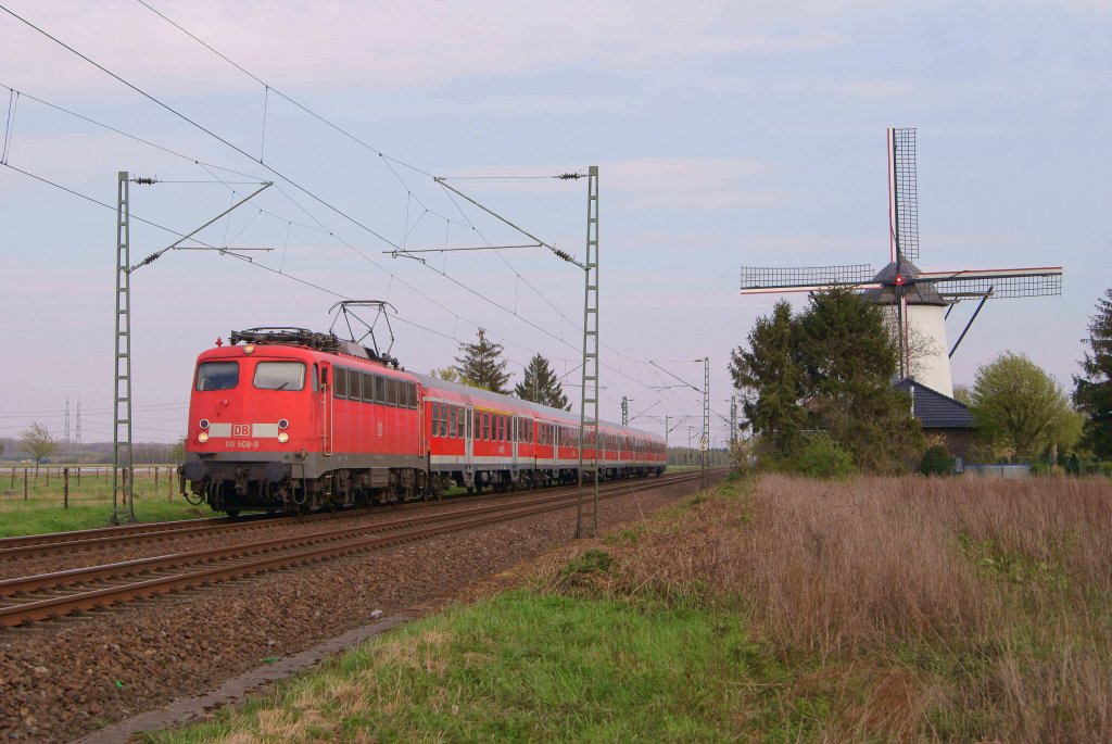 110 508-9 mit dem RE 10450 von Dsseldorf nach Aachen bei der Durchfahrt durch Bttgen am 17.04.2012