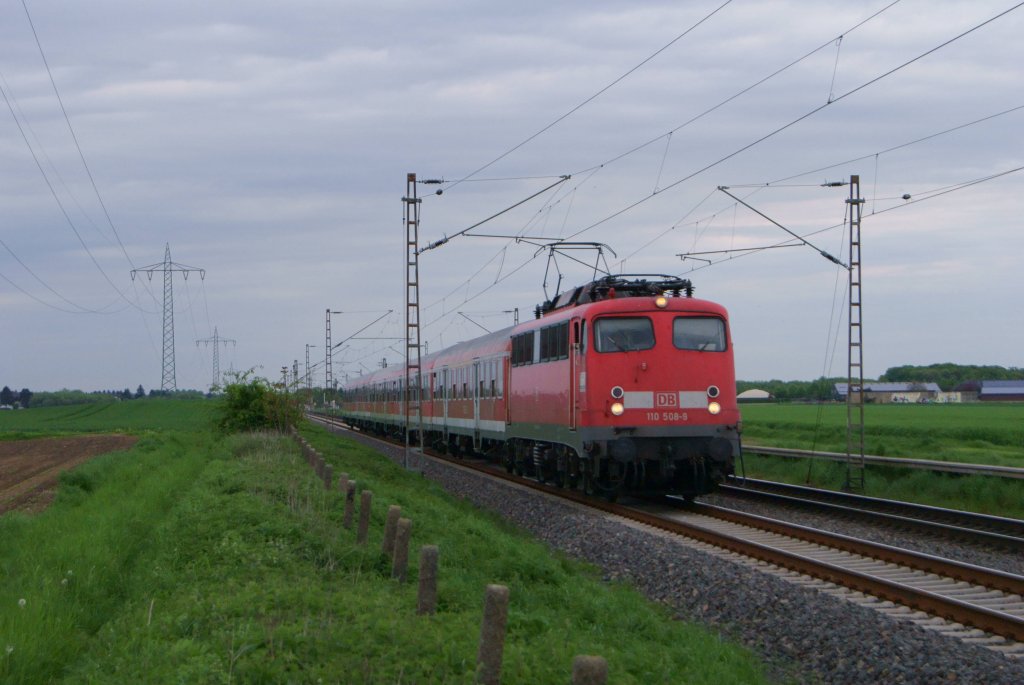 110 508-9 mit dem RE 10452 von D�sseldorf nach Aachen kuzr vor Herrath am 08.05.2012