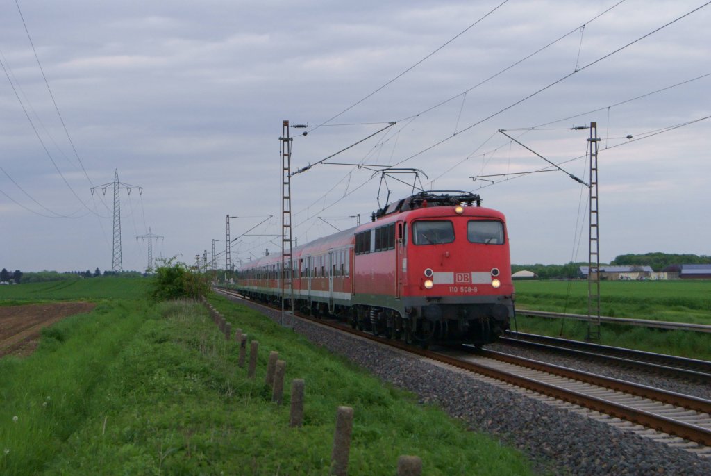 110 508-9 mit dem RE 10452 von Dsseldorf nach Aachen kuzr vor Herrath am 08.05.2012
