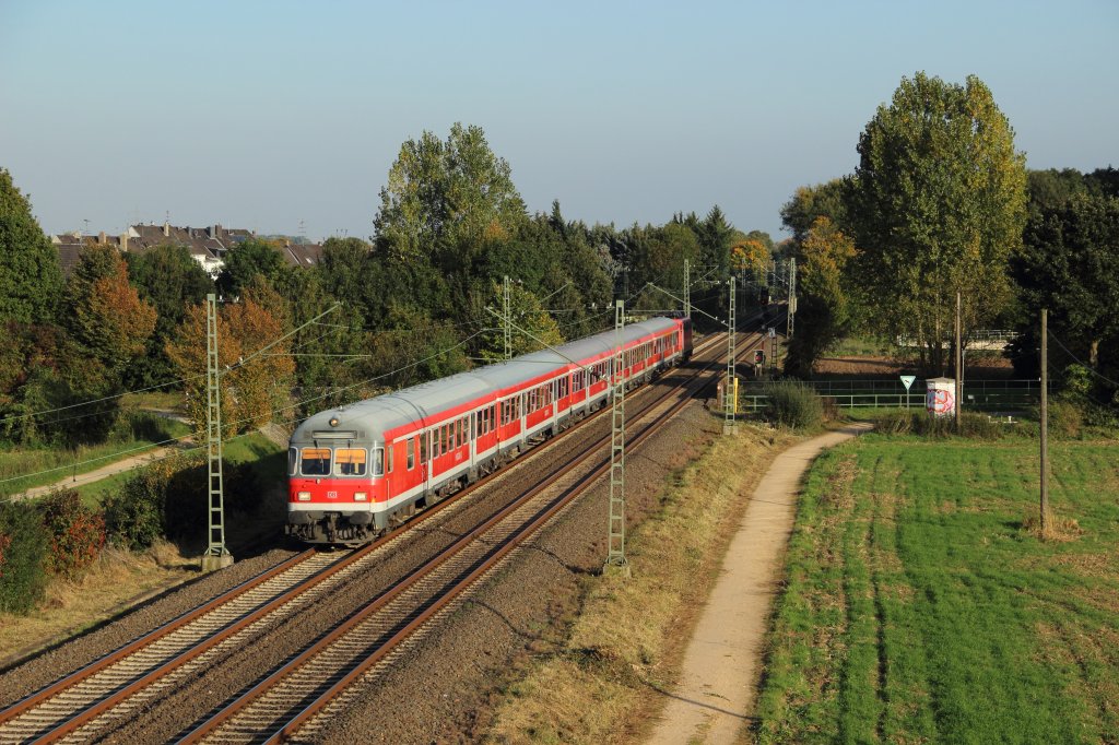 110 508-9 mit dem RE 10452 (Dsseldorf Hbf - Aachen Hbf) in Mnchengladbach-Lrrip am 11.10.2012
