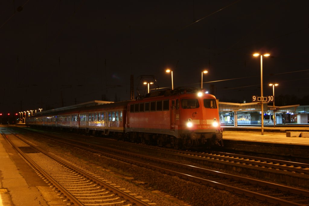 110 508-9 mit einer RB 35 nach Emmerich in Oberhausen Hbf am 04.01.2012
