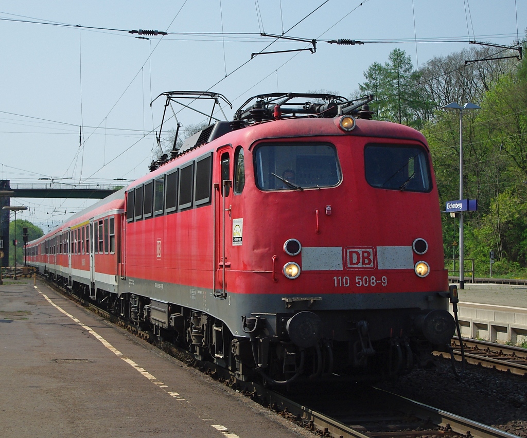 110 508-9 mit RE 10084 Bondorf - Husum bei der Durchfahrt durch Eichenberg. Aufgenommen am 22.04.2011.