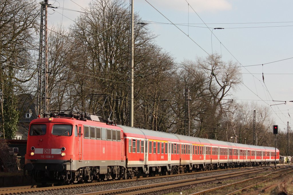 110 508 am 19.3.12 mit einem umgeleiteten RB 35 Verst�rker bei der Durchfahrt durch Ratingen-Lintorf.