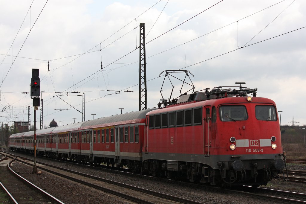 110 508 fuhr am 30.3.12 mit einem RB 35 Verstrker durch Duisburg-Bissingheim.