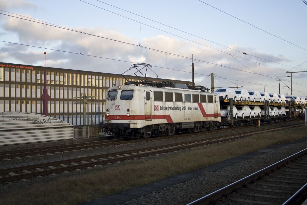 110 511-3 durchfhrt am 2.12.2011 Oldenburg Hbf Richtung Emden