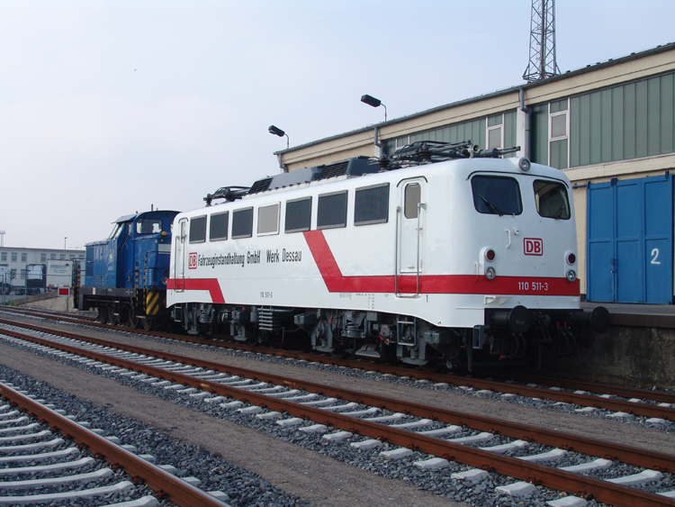 110 511-3+346 020-3 warten auf ihren nchsten Einsatz im Seehafen Rostock.(26.05.07)