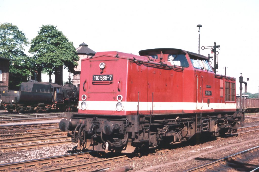 110 566-7 L�bbenau im Mai 1977, im Hintergrund die abgestellte 52 6351-2