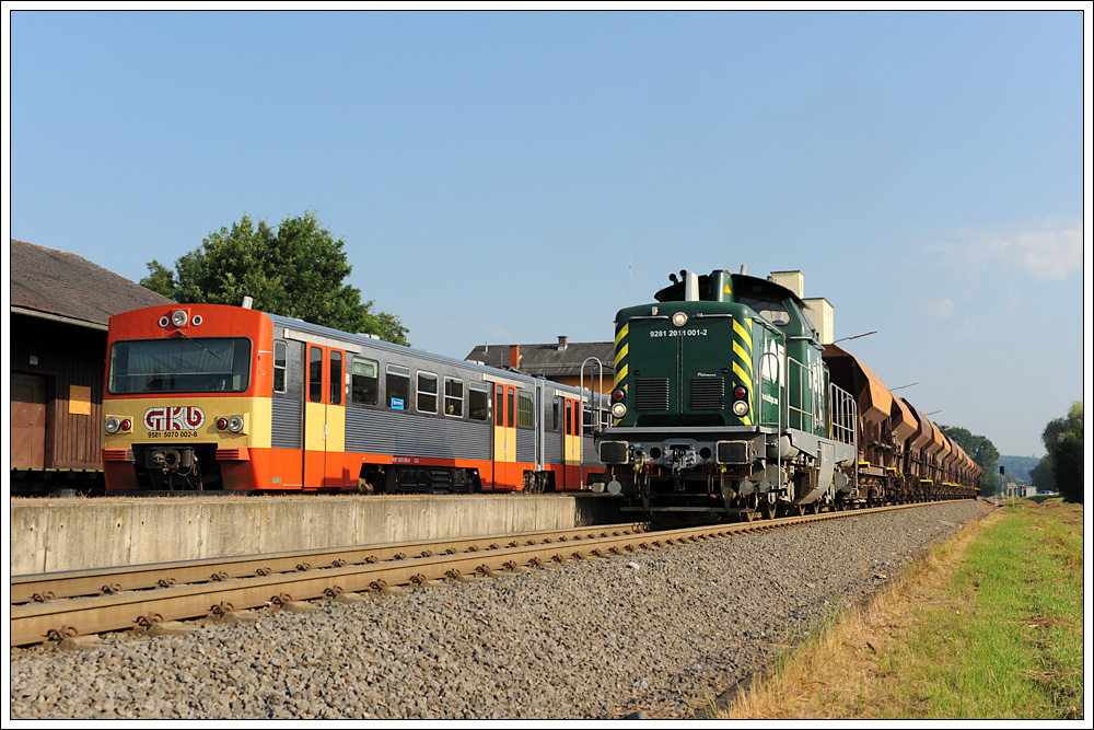 1100.1 mit ihrem VG 71383 musste vor der Weiterfahrt nach Wettmannsttten am 12.7.2010 in Preding die Kreuzung mit R 8560 abwarten.