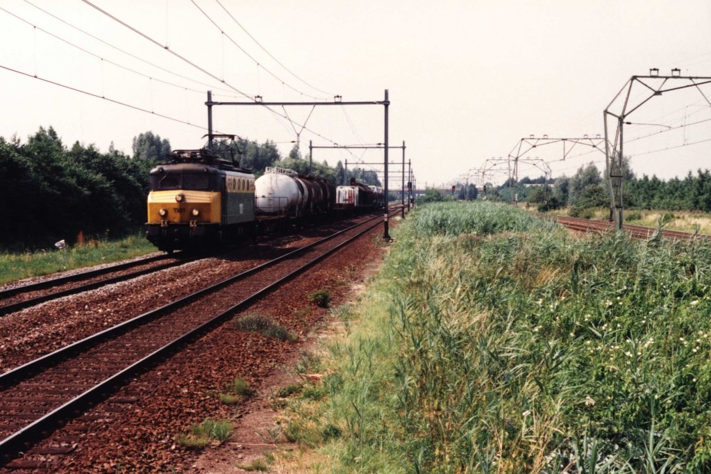 1101 mit Gterzug 45502 Bremen-Kijfhoek auf Bahnhof Barendrecht am 15-7-1994. Bild und scan: Date Jan de Vries.