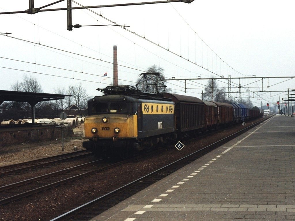 1102 mit G�terzug 55552 Arnhem-Amersfoort auf Bahnhof Apeldoorn am 25-2-1992. Bild und scan: Date Jan de Vries.
