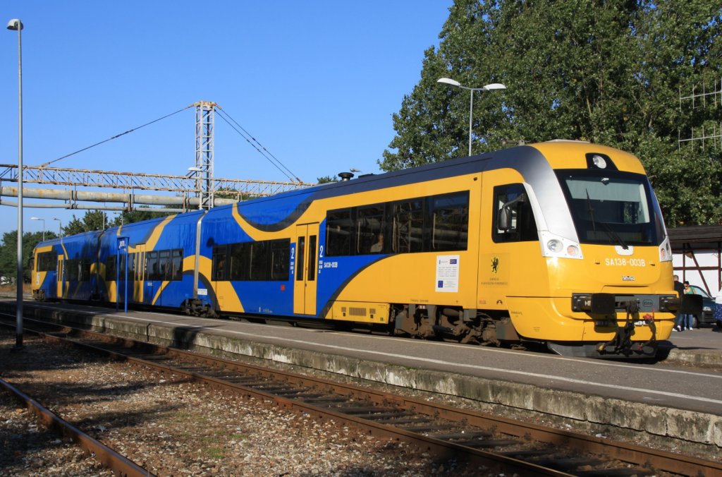 1.10.2011 Hel. SA 138 - 003B der (Halb-) Insselbahn Hel am Endpunkt Hel. Da hier viel Militr ansssig war gibt es auch etliche Anschlsse. Auf einigen stehen alte Wagen, die als Ferienhuser genutzt werden. Die vorhandenen Fliegerabwehrkanonen bzw Bunker sind teilweise vorhanden und waren mit einer Feldbahn verbunden. Der weie, menschenleere Strand (zumindest im Oktober) ist eine echte Alternative zu den berlaufenden Kaiserbdern.