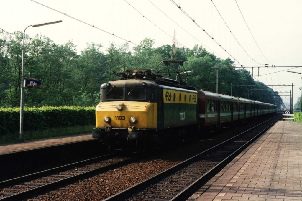1103 mit Eilzug Roosendaal-Zwolle auf Bahnhof Wijhe am 19-5-1993. Bild und scan: Date Jan de Vries.