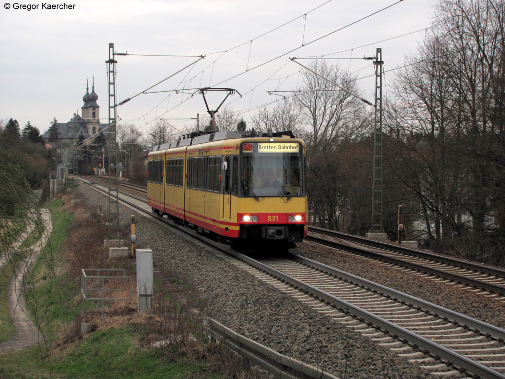 11.03.2011: Wagen 831 als S9 von Bruchsal nach Bretten Bf. Gerade hat er vor der Kulisse der St. Peterkirche Bruchsal den Haltepunkt Bruchsal-Schlachthof verlassen und strebt seinem nchsten Halt Heidelsheim Nord entgegen.
