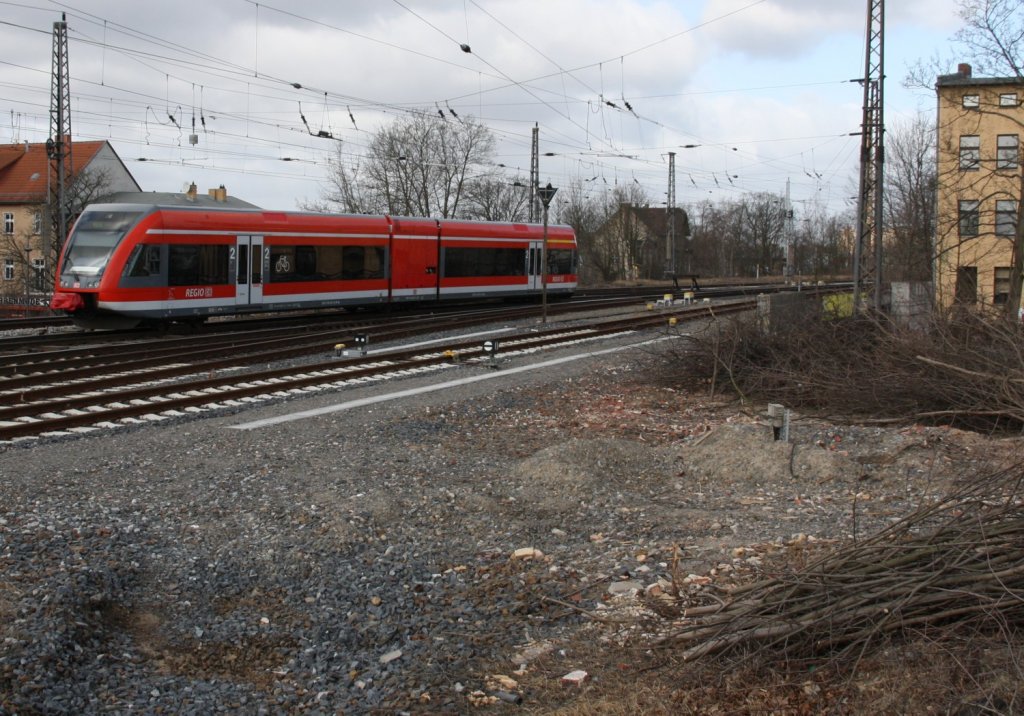 11.03.2012 Nordkopf des Bahnhofs Oranienburg mit Standort des ehemaligen Stellwerks, welches vor kurzem abgerissen wurde. Im Hintergrund RB 12 nach Templin.