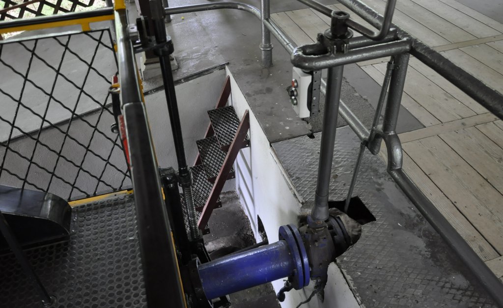 11.06.11 , Wiesbaden , Nerobergbahn ; Wasseranschlu� der Bergstation. Hier wird f�r die Talfahrt Wasser eingef�llt. Die Menge richtet sich nach der vom Tal f�r die Bergfahrt gemeldeten Personenzahl