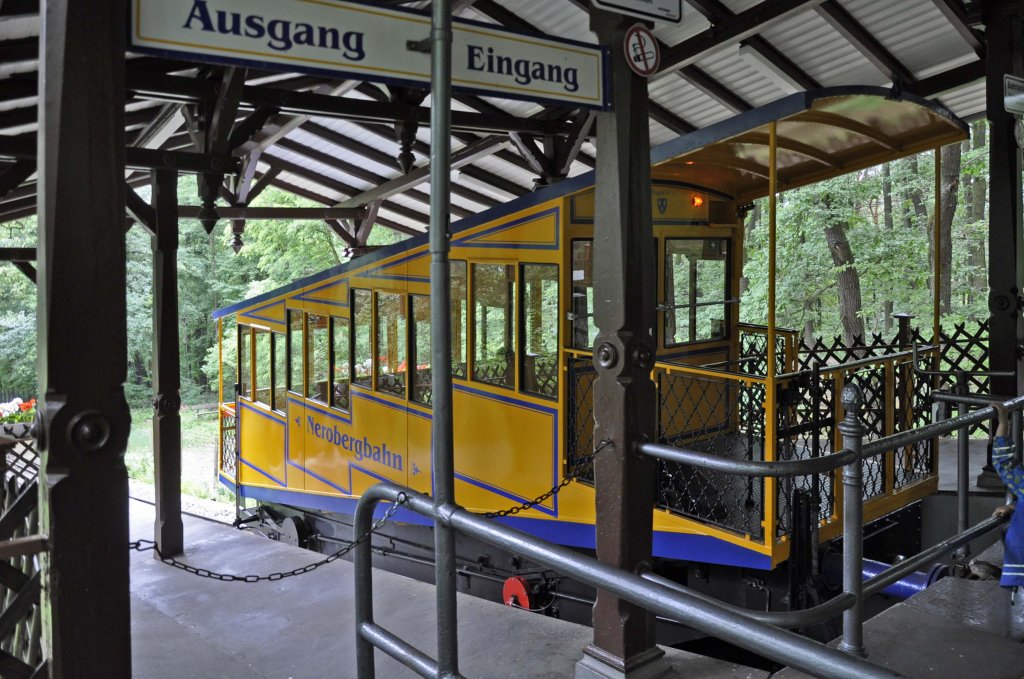 11.06.11 , Wiesbaden , Nerobergbahn ; Wagen in der Bergstation