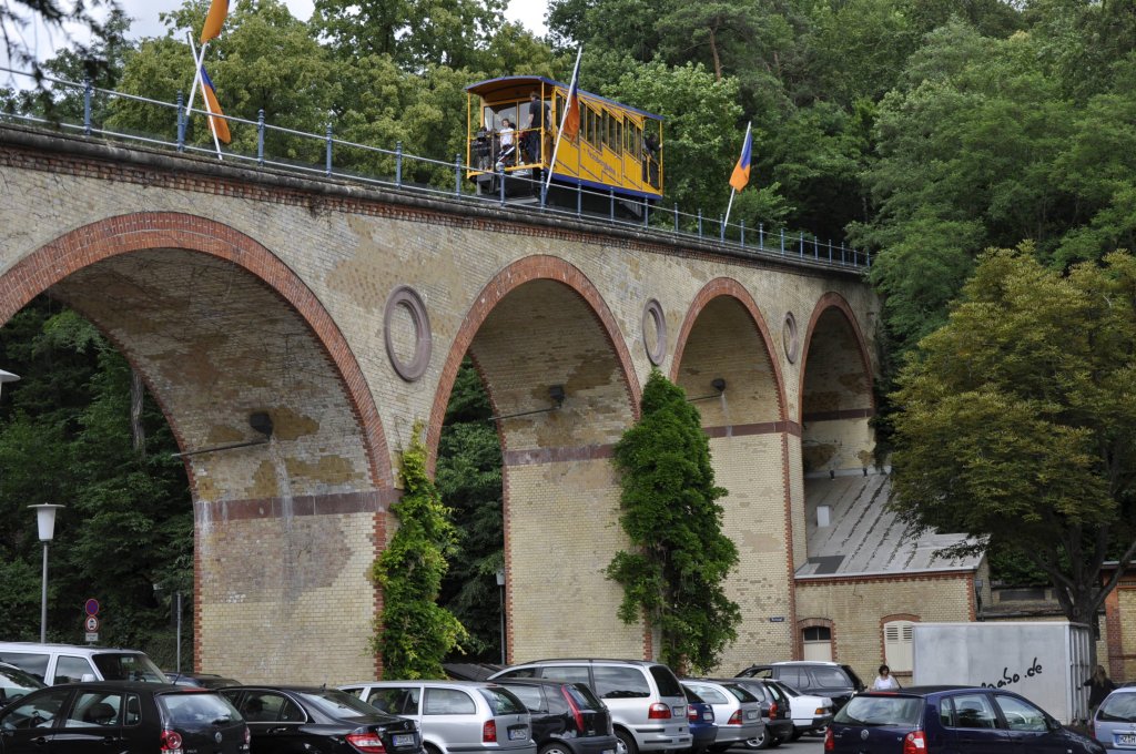 11.06.11 , Wiesbaden, Nerobergbahn ; Bergfahrt ber das Viadukt an der Talstation