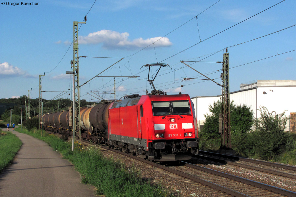 11.07.2011: Die 185 338-1 mit einem lzug Richtung Westen bei Illingen (Wrttemberg).