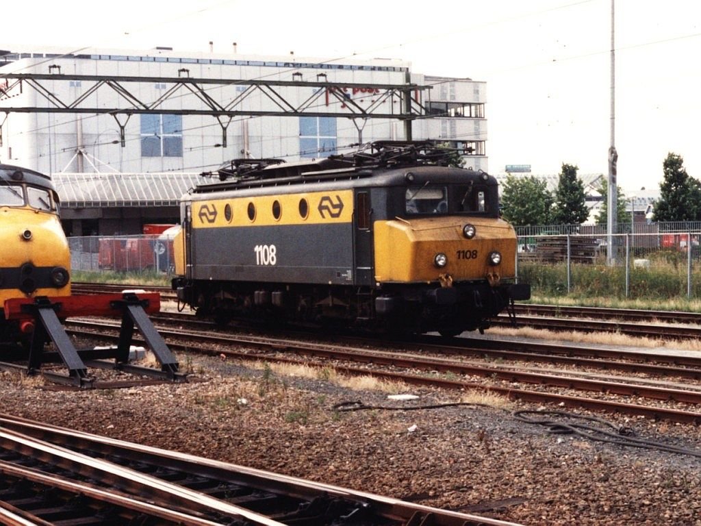 1108 auf Bahnhof Leeuwarden am 21-7-1994. Bild und scan: Date Jan de Vries.