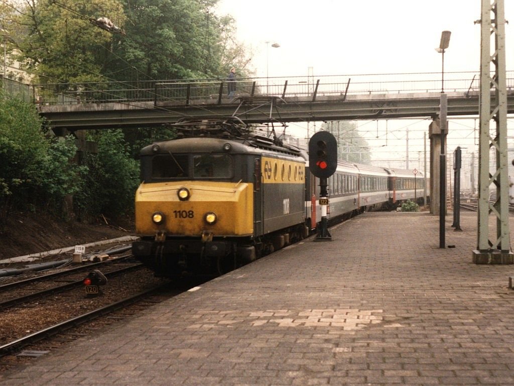 1108 mit EC 3 Amsterdam CS-Basel SBB auf Bahnhof Arnhem am 17-5-1996. Bild und scan: Date Jan de Vries.