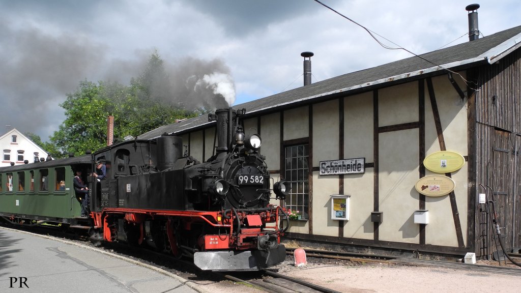 11.08.2012 99582 f�hrt in den Museumsbahnhof Sch�nheide ein.