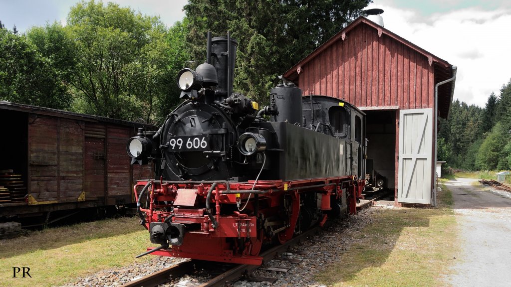11.08.2012 99606 vor dem Lokschuppen im Bf. Carlsfeld.