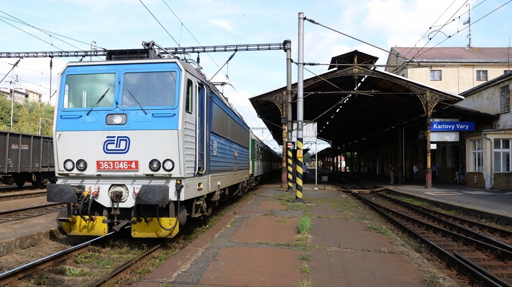 11.09.2011 CD Br 363 verlt mit dem Karlex den Bf Karlovy Vary.