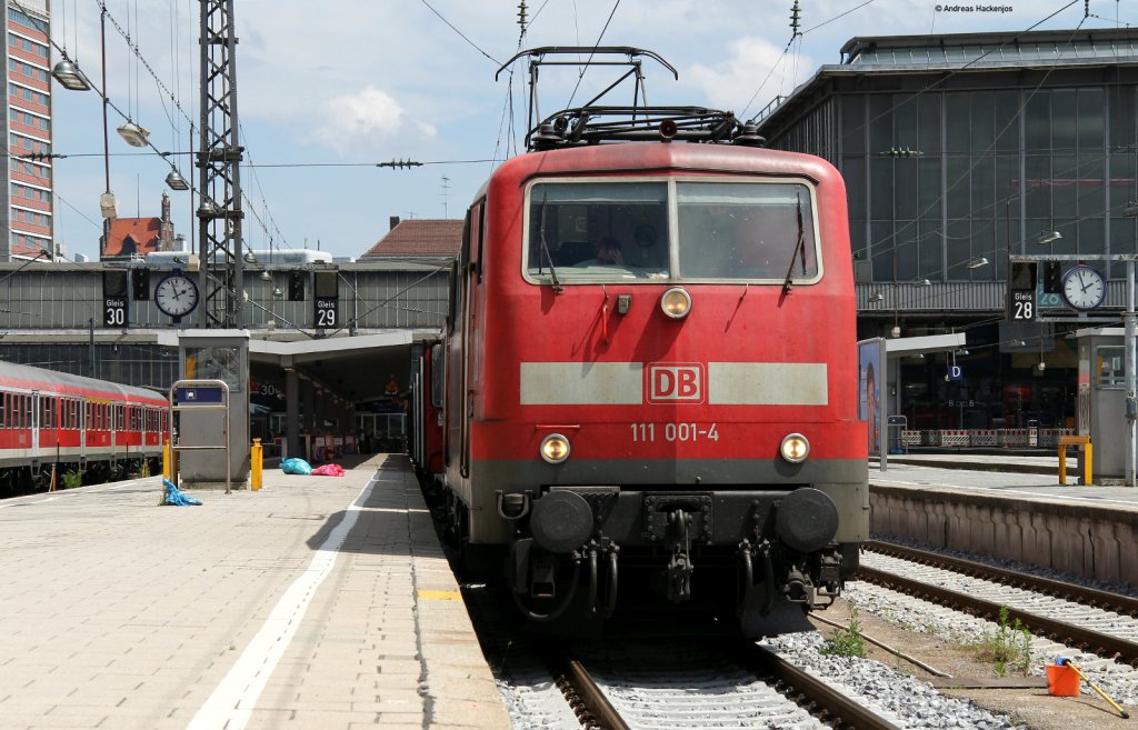 111 001-4 mit der RB 5427 (M�nchen Hbf-Innsbruck Hbf) im Startbf 4.6.11