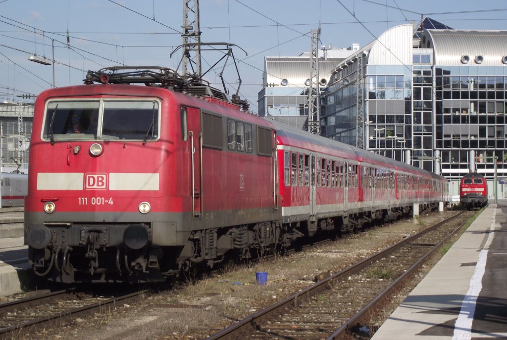 111 001-4 steht am 10. August 2011 mit einer RB nach Kufstein im Mnchener Hbf.