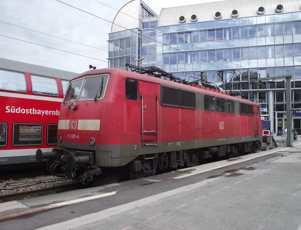 111 001-4 steht am 24. Juni 2011 im Mnchener Hbf.