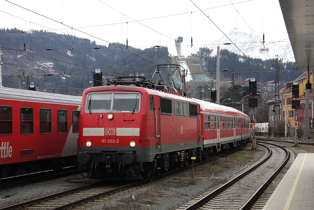 111 002 bei Einfahrt in den Hbf Innsbruck am 17.03.2009. Um welchen Zug es sich handelt ist mir unbekannt, zu dieser Zeit war im Aushangfahrplan kein ankommender Zug aufgefhrt, der mit einer DB-Garnitur gefahren wird.