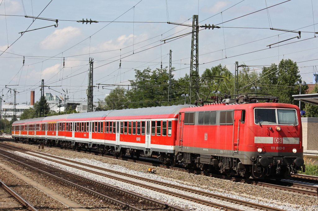 111 003 am 17.8.12 mit einem RE in Mnchen-Heimeranplatz.