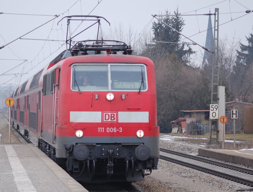 111 006-3 f�hrt mit dem RE30019 M�nchen-Salzburg-Express in Gro�karolinenfeld ein. 8.2.2010