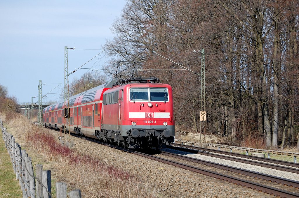 111 006-3 mit dem Mnchen-Salzburg-Express am B Vogl bei Grokarolinenfeld (25.03.2010)
