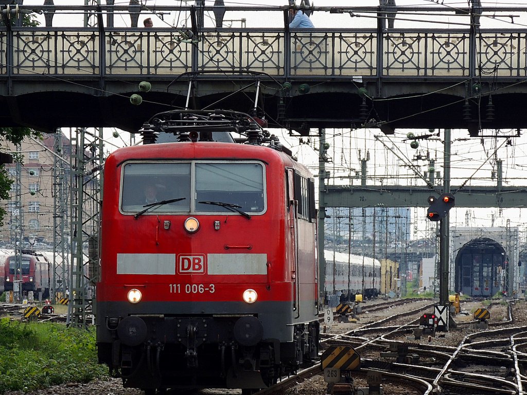 111 006-3 wird in Mnchen-Hbf. fr eine Zuggarnitur bereitgestellt; 130607