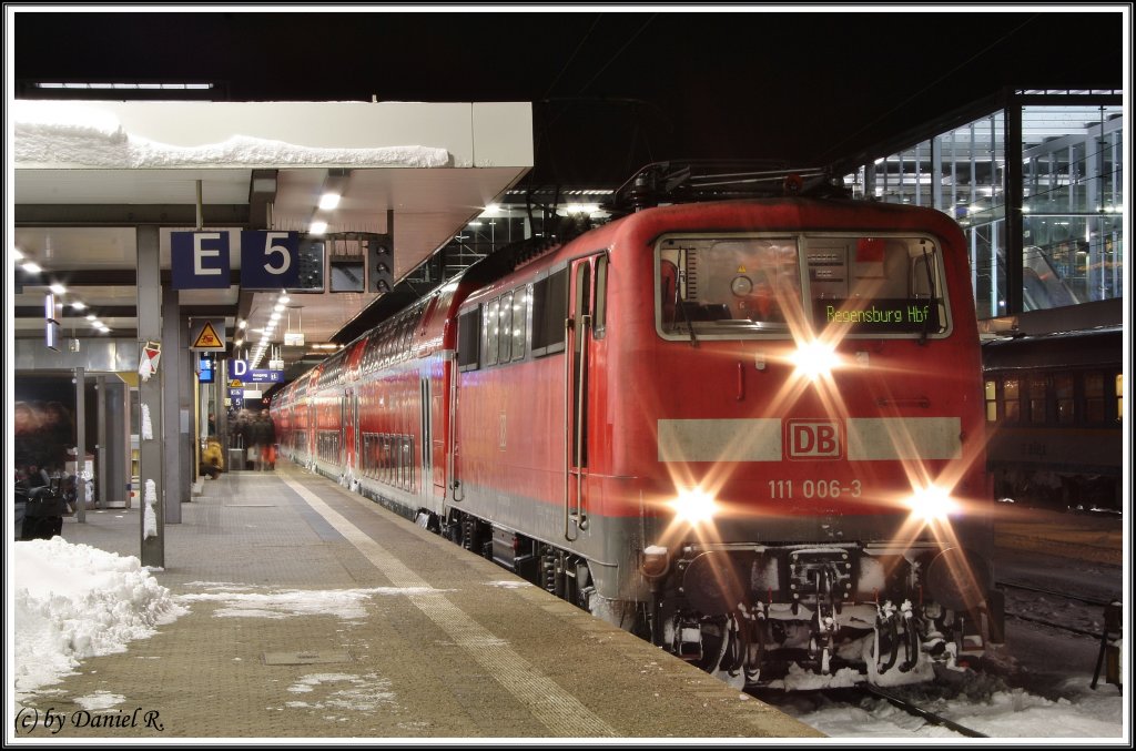 111 006 kam von M�nchen und wird nun bald in die Abstellung gehen, um ca. eine Stunde sp�ter, den RE von Regensburg nach M�nchen zu fahren. (10.12.10, Ort siehe Zugzielanzeiger)