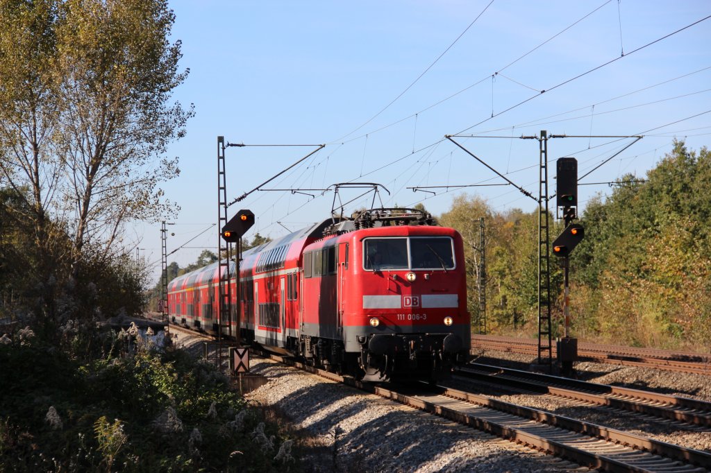 111 006 mit einem Regionalzug nach Salzburg aufgenommen kurz vor Vaterstetten bei M�nchen am 16.10.11